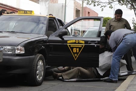 Taxista fue asesinado de un balazo en el cuello en la colonia Bella Vista