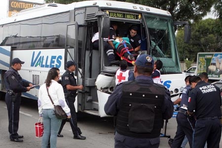 Camión de pasajeros colisionó en la Avenida 18 de Noviembre, veinte lesionados