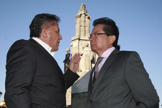 Alcántara niega conflicto de intereses con su esposa; jura lealtad al PRI