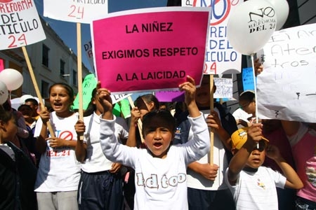 Manifestantes llegan al Congreso del Estado en rechazo a reforma al Artículo 24