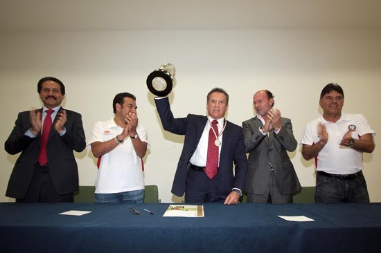 Lobos BUAP recibe medalla de subcampeón del Torneo de Clausura 2012 de la Liga de Ascenso