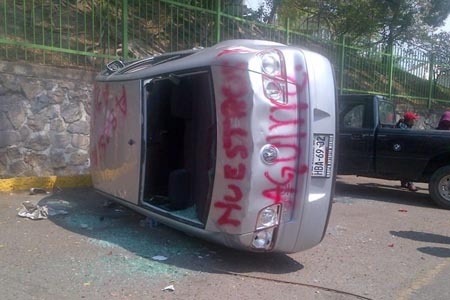 Maestros atacan casa de gobierno en Guerrero