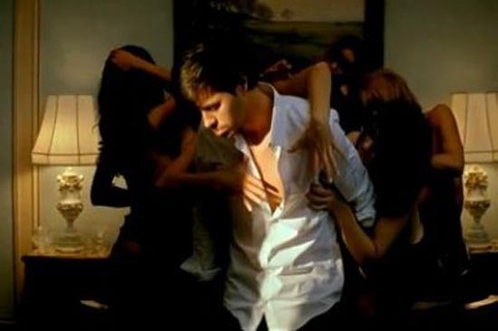 Enrique Iglesias censurado en MTV y Youtube