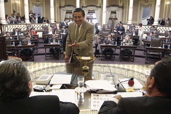 PRI se impone y aprueba reformas a favor de notarios