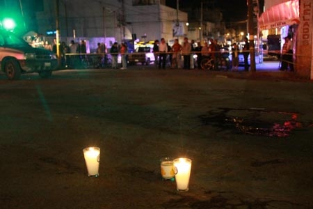 Dos delincuentes muertos y 10 civiles heridos en asalto a joyería en Texmelucan