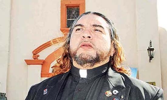 Vaticano pide investigar a sacerdote “rockero” de Saltillo