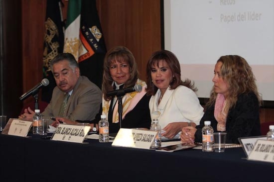 Blanca Alcalá destacó el papel de la mujer en la política al dar conferencia en la UNAM