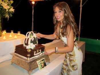 Thalía festeja 39 años con pastel de Louis Vuitton