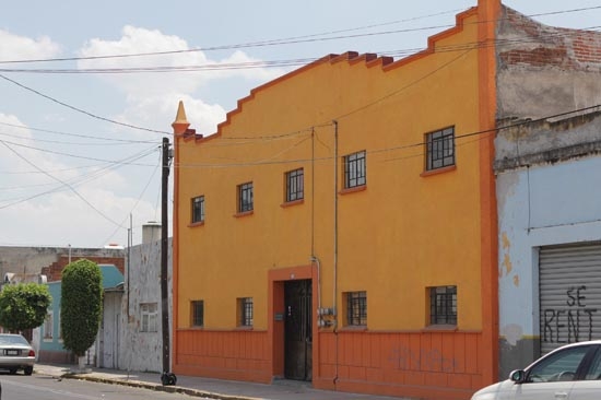 Manzo devuelve edificio al gobierno