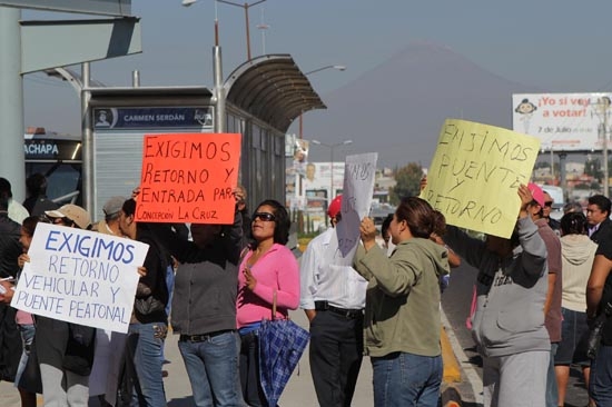 Vecinos cierran paso a RUTA; exigen puente peatonal