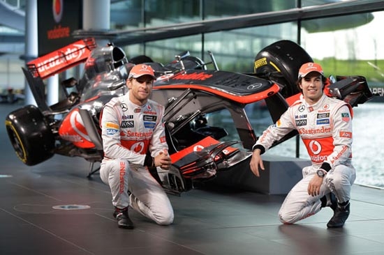 Checo Pérez presentó su nuevo vehículo en McLaren