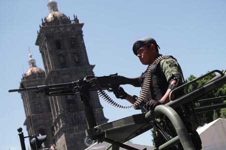 Militares vigilan el zócalo de Puebla