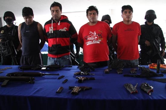 Cae banda con arsenal; asaltaban comercios con R-15 y hasta “cuernos de chivo”