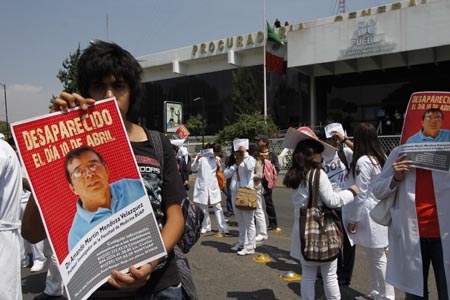 Familiares de catedrático desaparecido de la BUAP se manifestaron en la PGJ