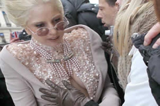 Lady Gaga, manoseada por una fan