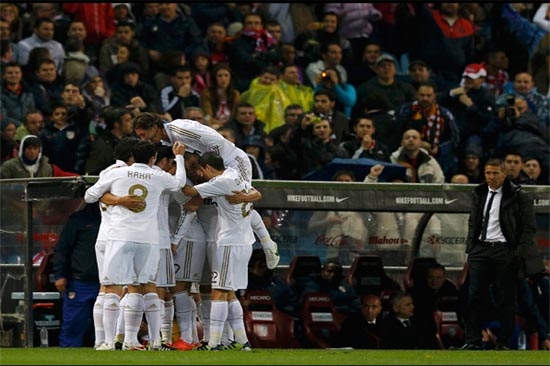 Real Madrid mantiene ventaja sobre Barcelona
