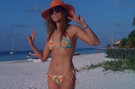 Ana Bárbara aparece en bikini en Twitter
