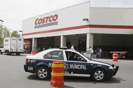 Asaltan a pareja en estacionamiento de Costco; le arrebatan 90 mil pesos