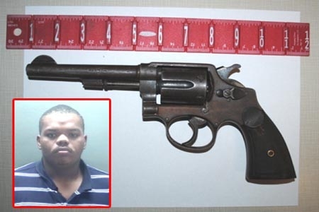 Detenido por la policía se escondió la pistola en…