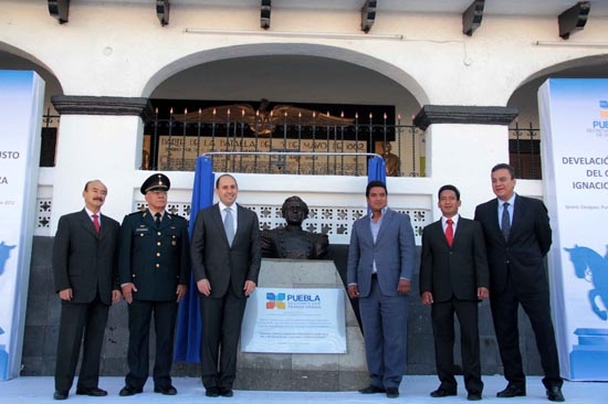 Fernando Manzanilla develó busto de Ignacio Zaragoza