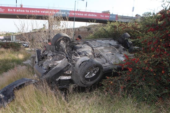 Hijo de alcaldesa de San Pedro Cholula volcó automóvil en el Periférico