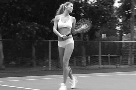 Bar Refaeli te invita a practicar tennis