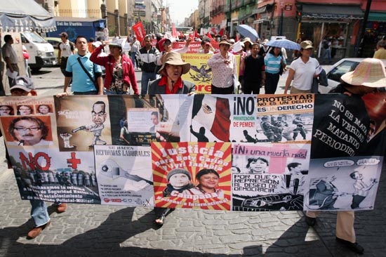 Maestros disidentes marchan contra Elba Esther