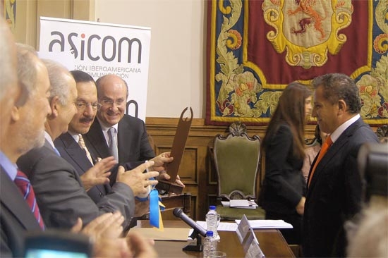 Agüera recibió Premio Iberoamericano ASICOM-Universidad de Oviedo