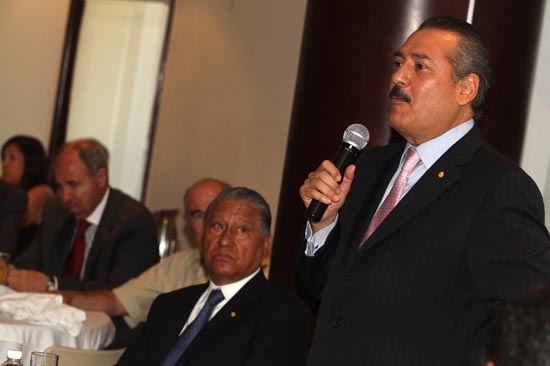 Manlio Fabio Beltrones se reúne con priístas en Puebla