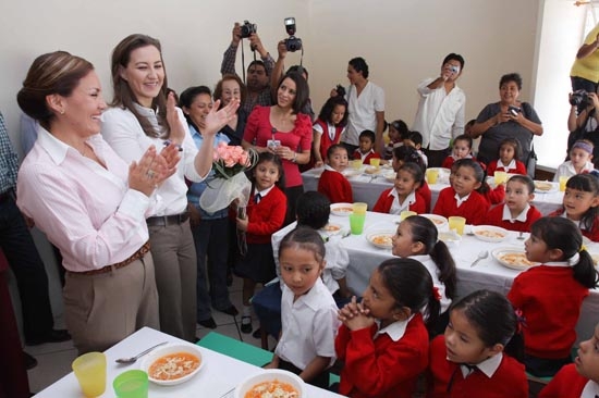 Martha Erika Alonso entregó obras en beneficio de grupos vulnerables en Teziutlán