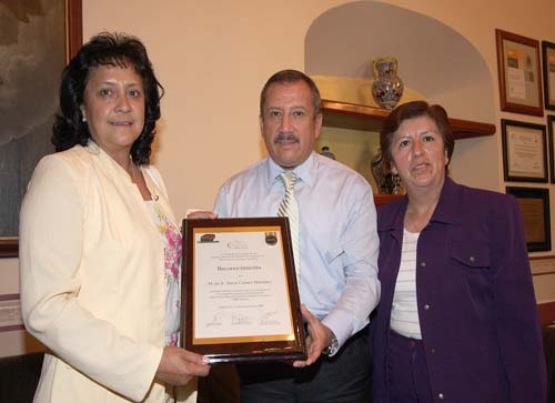 Blanca Alcalá recibe premio al manejo de residuos