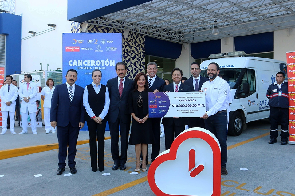 Dinorah López y Tony Gali entregan donativo por 10 mdp al Cancerotón