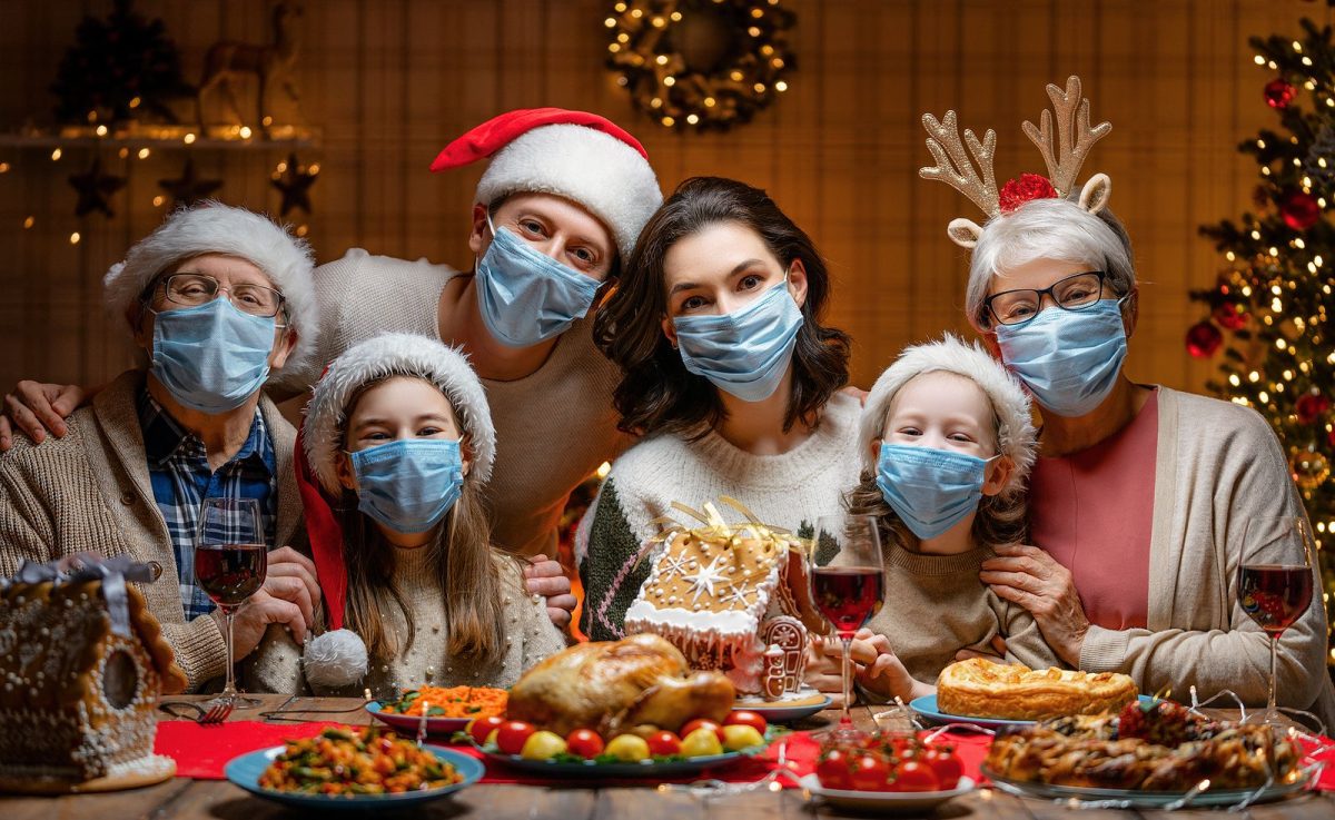 OMS aconseja usar cubrebocas en fiestas familiares