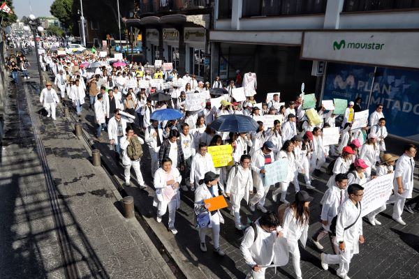 Estudiantes de Medicina vuelven a marchar en el centro de Puebla