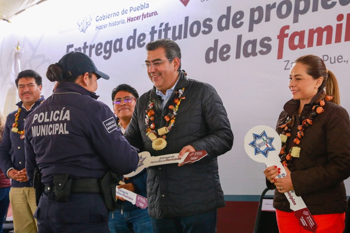 Céspedes entrega obras, patrullas y apoyos sociales en Zautla