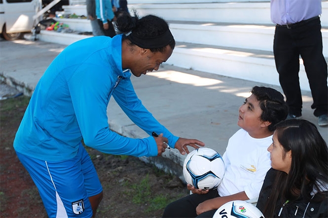 Ronaldinho visitó centro de rehabilitación para menores con discapacidades