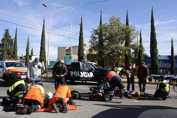 Dos motociclistas lesionados al colisionar contra patrulla de Tránsito en Puebla