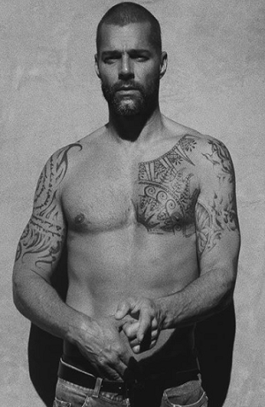 Ricky Martin celebra cumpleaños de su esposo en la playa