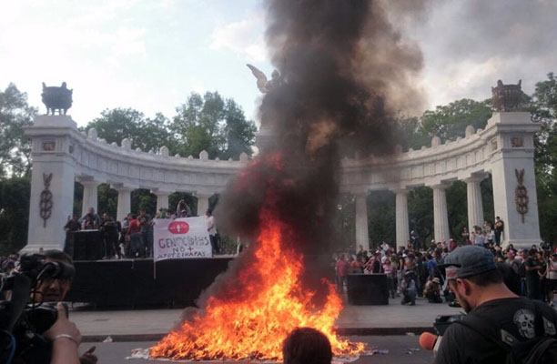 Se movilizan a ocho meses de la desaparición de 43 normalistas