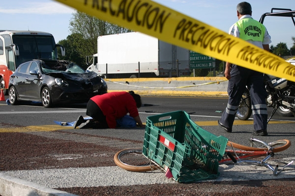 FOTOS: Dos menores y una mujer mueren al cruzar la autopista Puebla-México