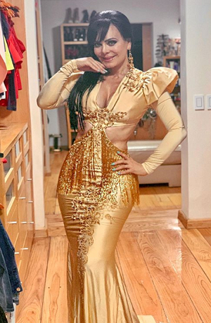 Maribel Guardia presumió figura en vestido blanco