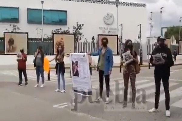 Familiares y amigos de Andrea Ramos exigen su localización en la Fiscalía de Puebla