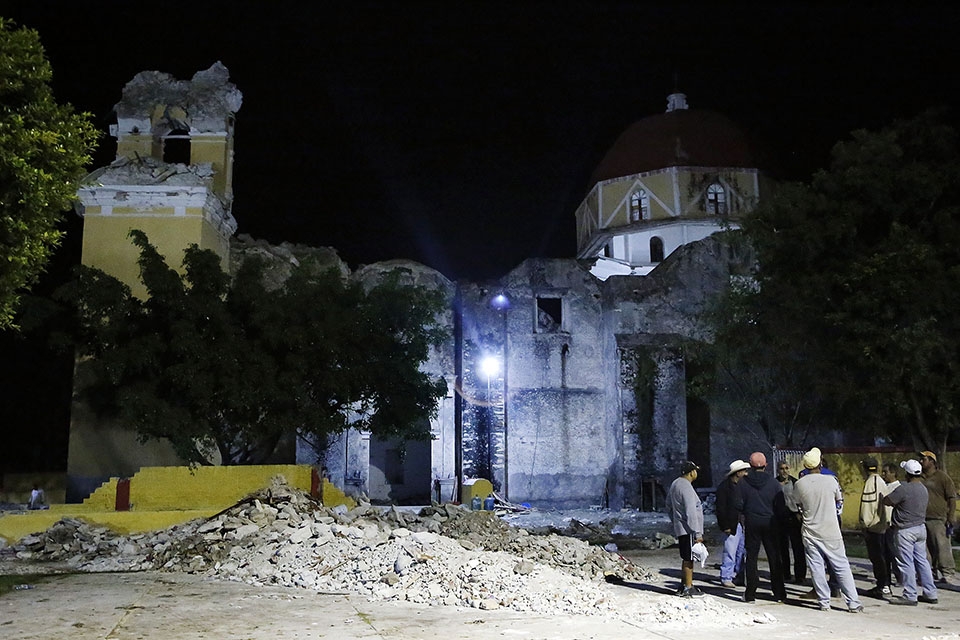 Mueren 12 personas al desplomarse la parroquia del municipio de Atzala durante bautizo