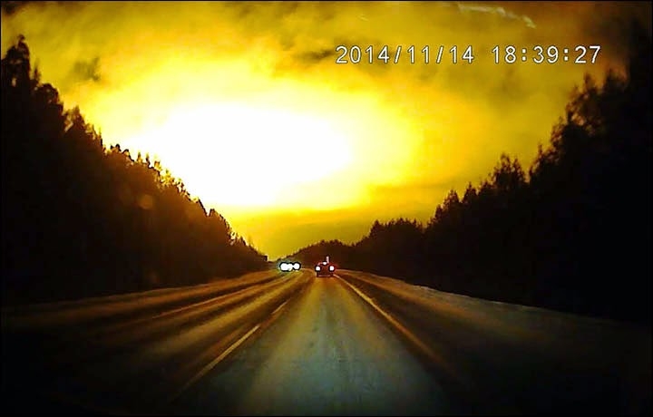 VIDEO: Bola de fuego iluminó cielo de Rusia