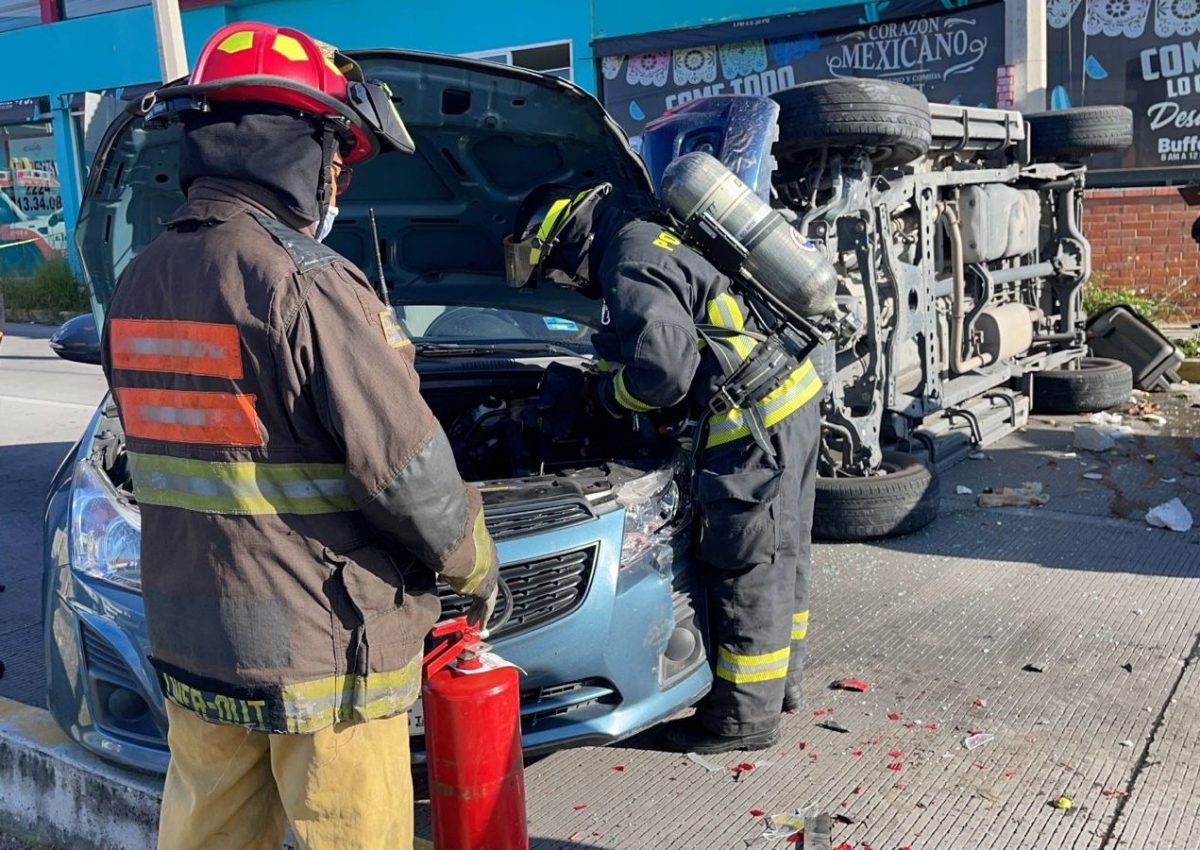 Volcadura deja daños en tres vehículos en inmediaciones de Plaza Crystal