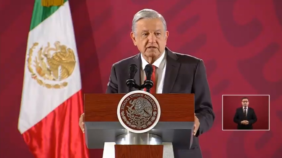 AMLO celebra destitución de magistrado que revisaba suspensiones de Santa Lucía