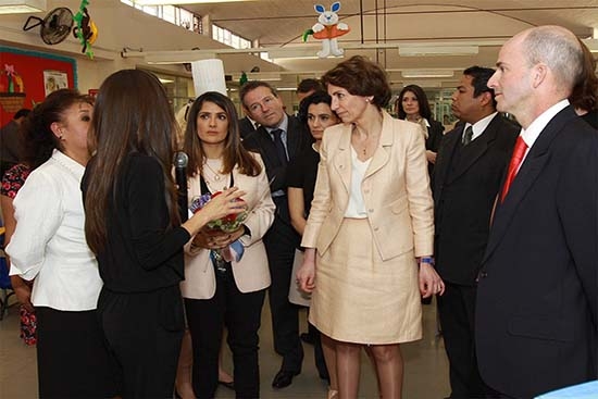 Salma Hayek visita a niños de guardería en México