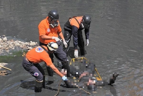 FOTOS: Hallan cadáver en aguas del río Alseseca en El Cristo