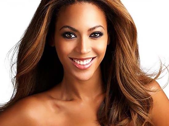VIDEO: Beyoncé, blusa le dejó los senos al descubierto
