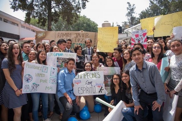 Esparza Ortiz asistió al primer informe de la directora de la Preparatoria Benito Juárez de la BUAP